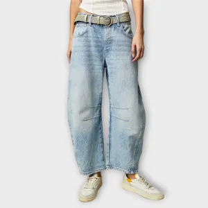 Hannah: Fashionable Relaxed-Fit Jeans