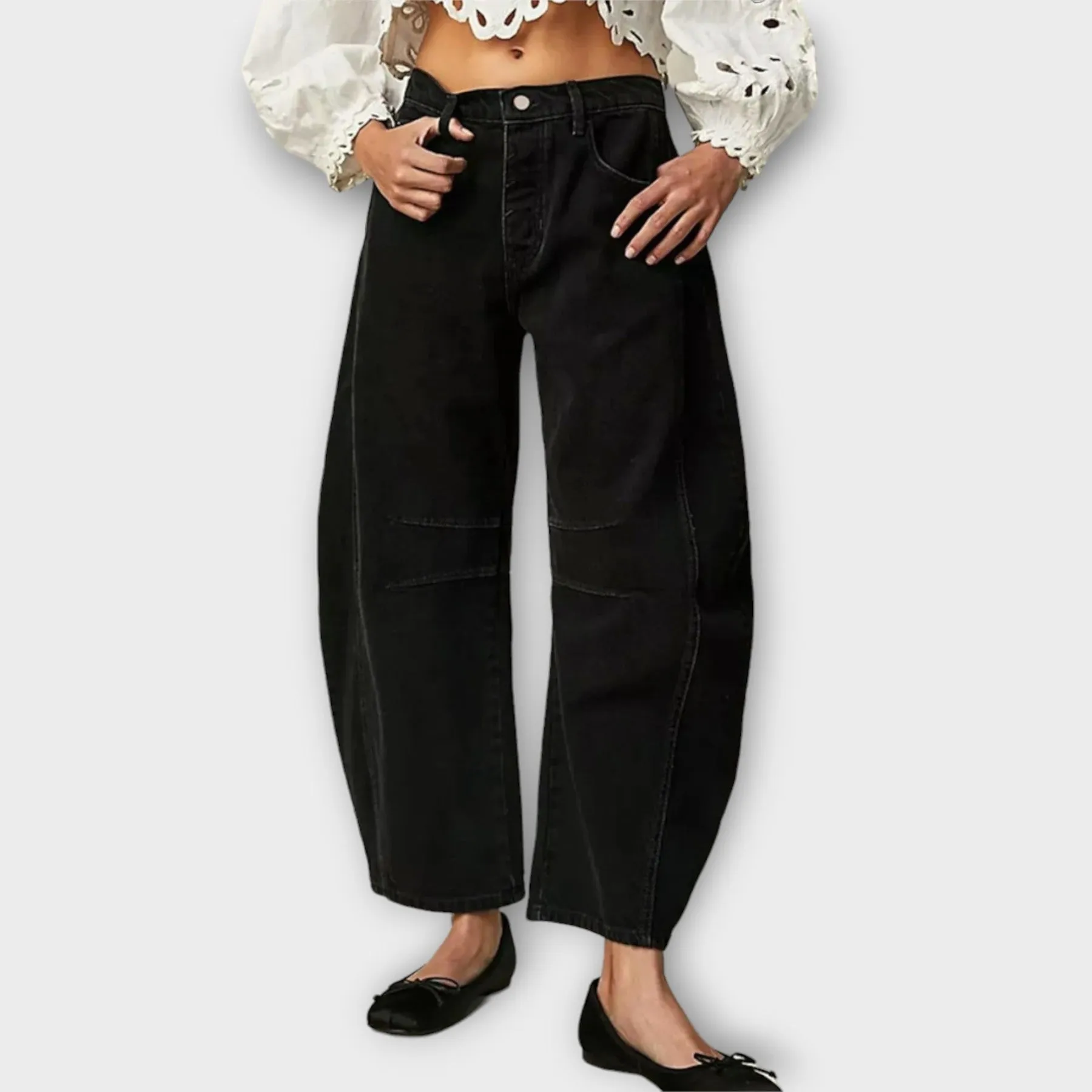 Hannah: Fashionable Relaxed-Fit Jeans