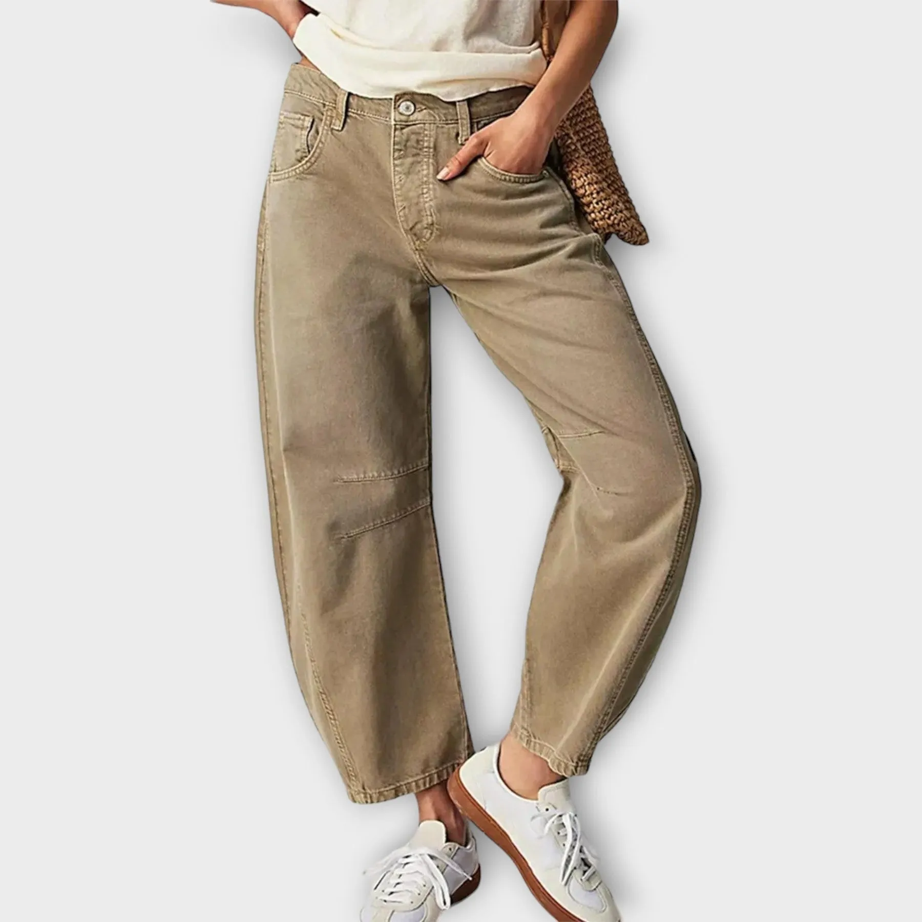Hannah: Fashionable Relaxed-Fit Jeans
