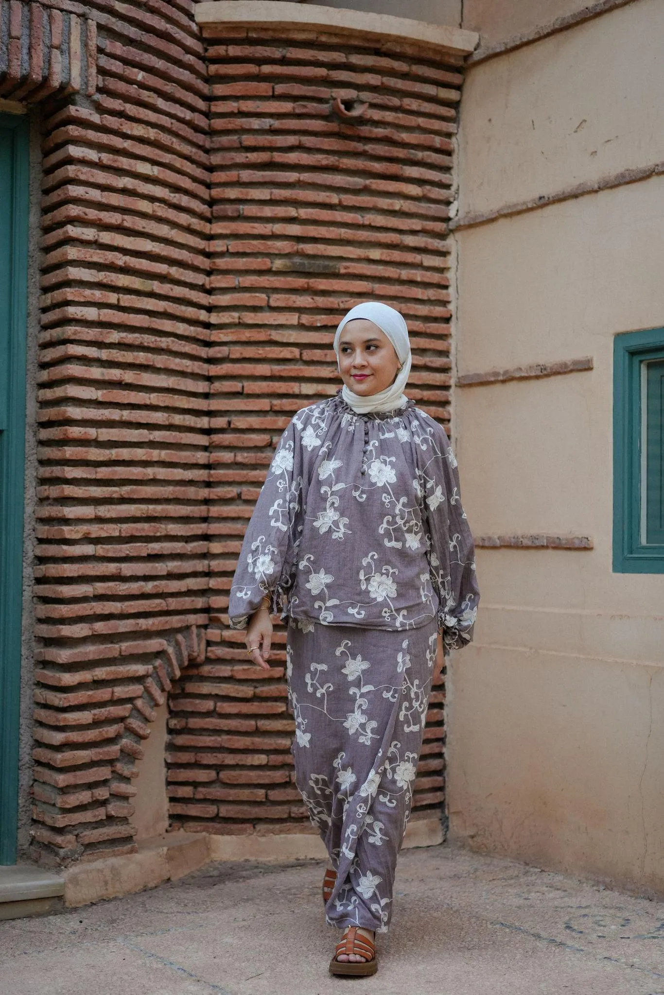 LYLA KURUNG IN GREY