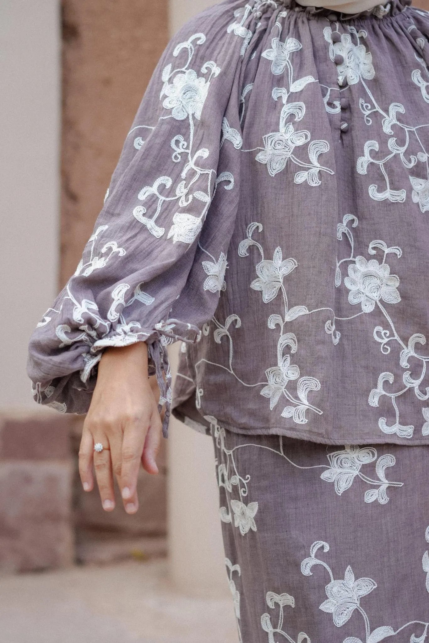 LYLA KURUNG IN GREY