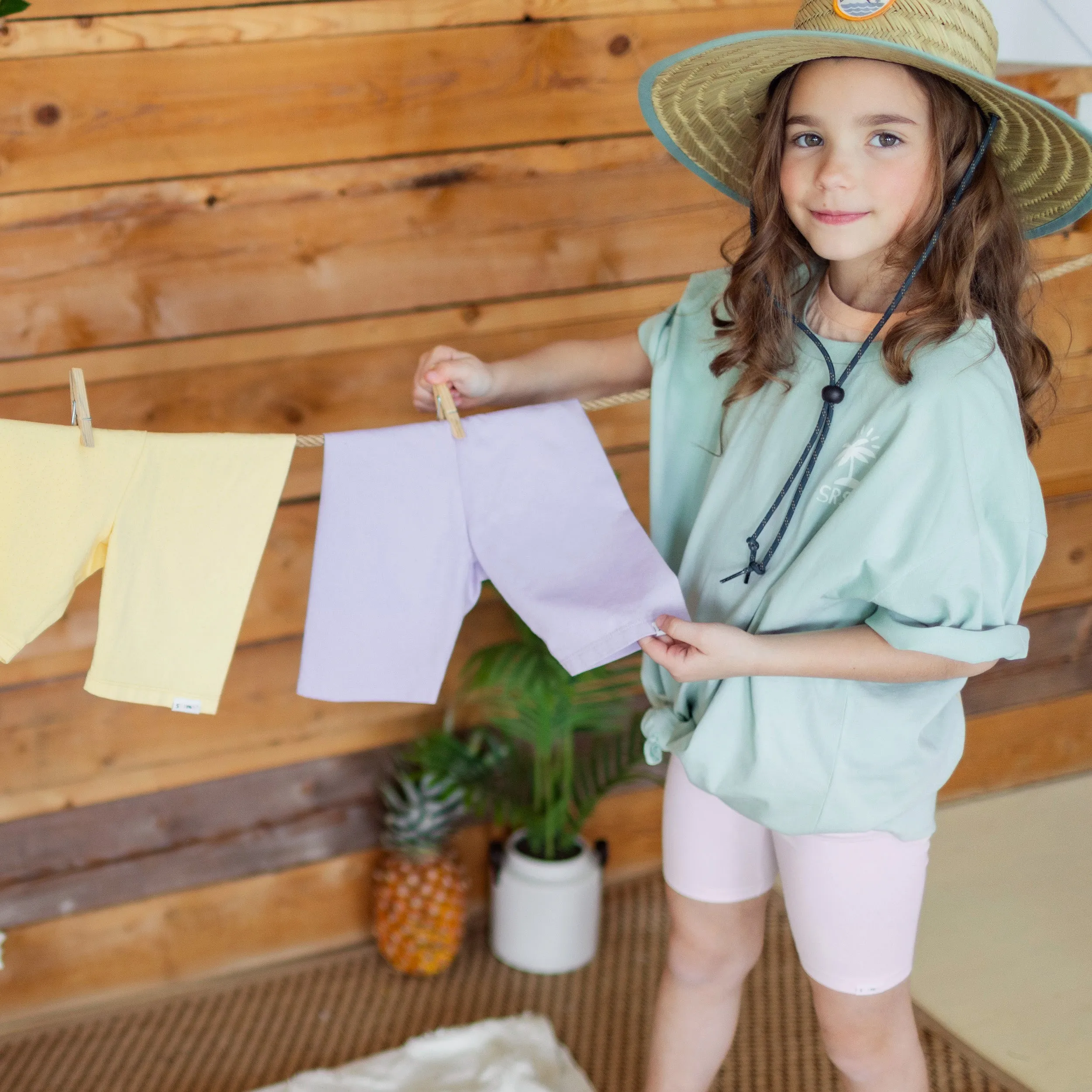 T-shirt à manches courtes vert sauge avec illustrations, enfant || Sage green short-sleeved t-shirt with illustrations, child