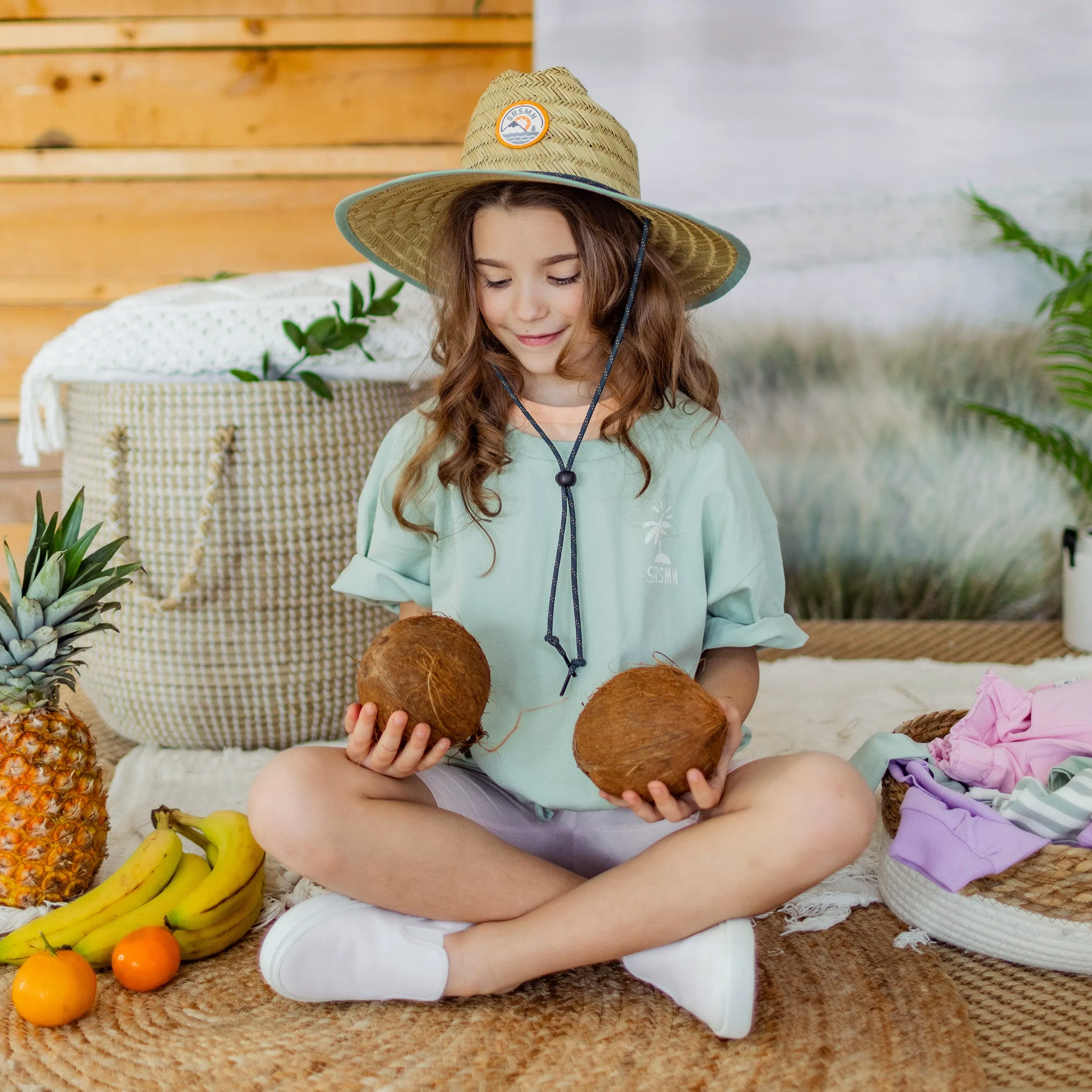 T-shirt à manches courtes vert sauge avec illustrations, enfant || Sage green short-sleeved t-shirt with illustrations, child